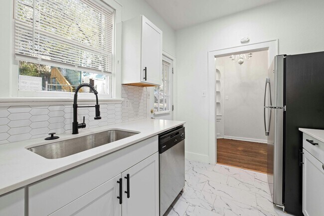 Building Photo - 202 E 31st St