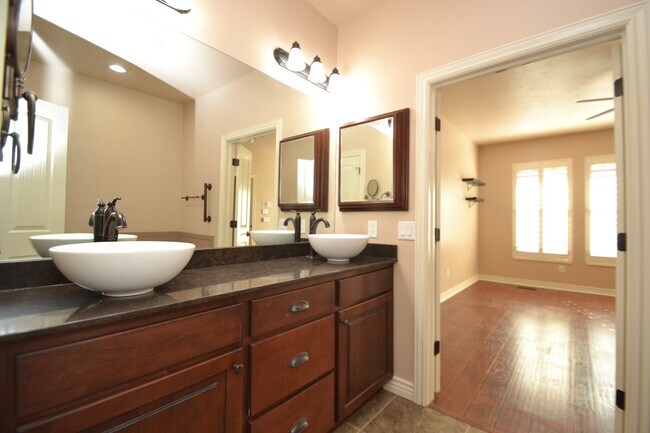 Building Photo - Stunning 6 bedroom 3 bathroom home in Daybreak South Jordan!!!