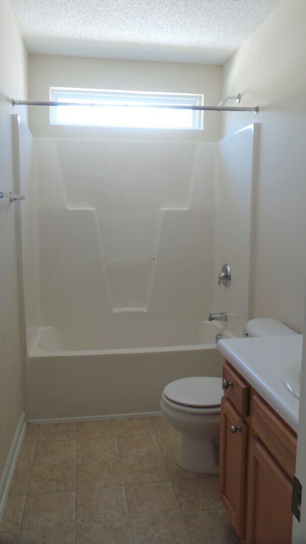 Building Photo - ~~ 4 Bedroom End Unit Townhome            ...