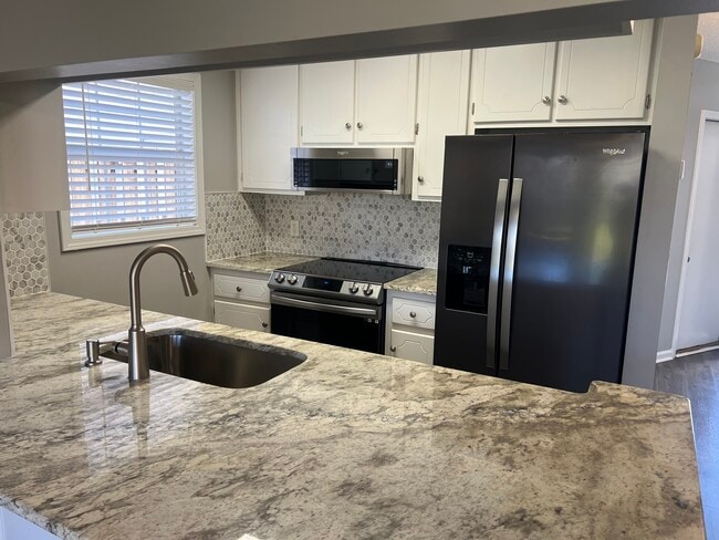 Building Photo - 160 Commons Dr