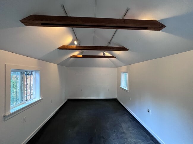 Building Photo - 1215 N Holman St