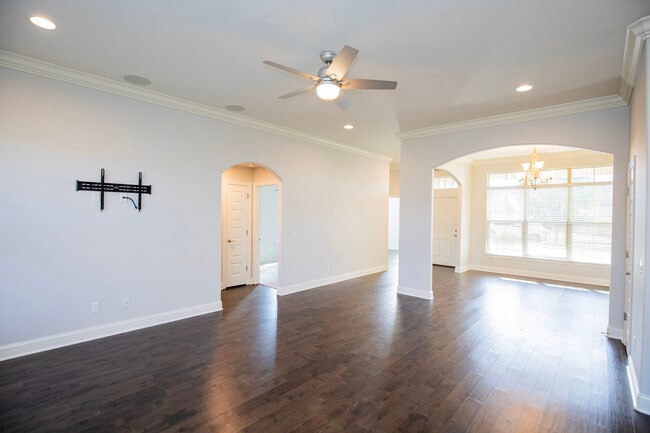 Building Photo - 4000 SW Hollyhock St