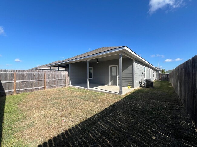 Building Photo - Luxury 3/2 Duplex in Seguin, Texas