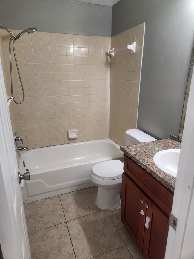 Building Photo - 2 Bedroom/2 Bath with rear lanai/porch are...