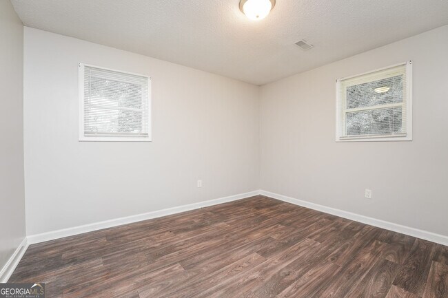 Building Photo - 400 Lexington Cir