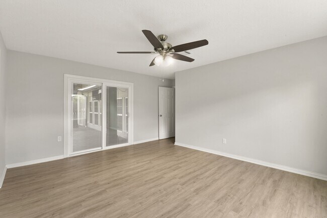 Building Photo - 15710 Creekhaven Dr