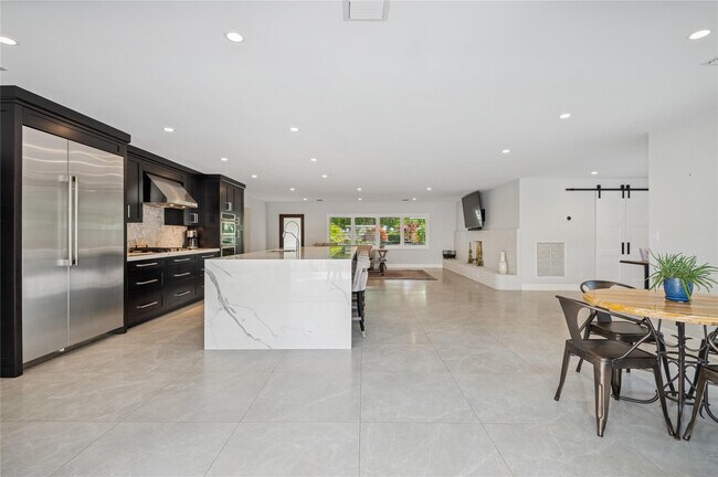 Building Photo - 2657 NE 26th St