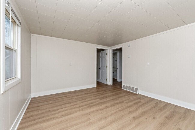 Building Photo - One Bedroom Home in Portage