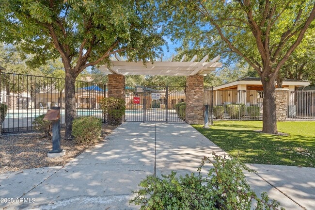 Building Photo - 10757 N 74th St