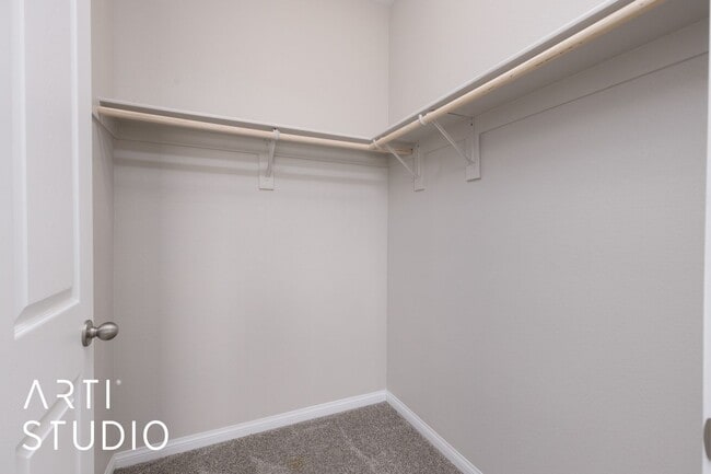 Building Photo - Beautiful Home on Parliament Pt With Spect...
