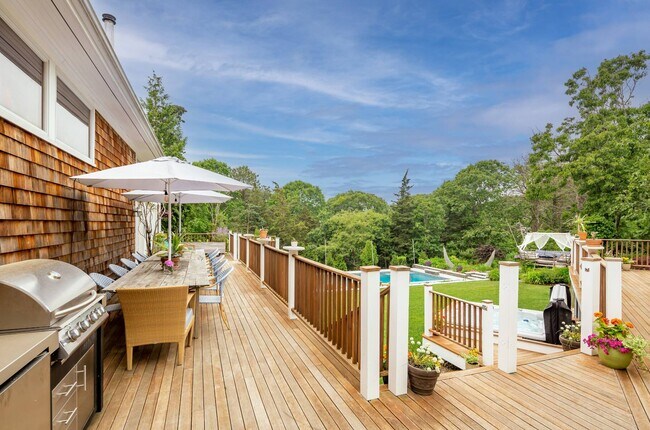 Building Photo - 565 Montauk Hwy