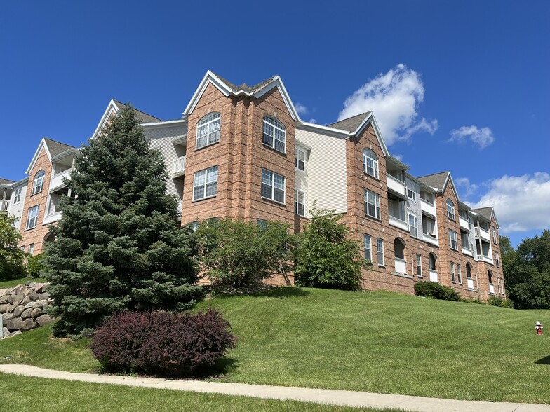 Primary Photo - Camden Court Apartments