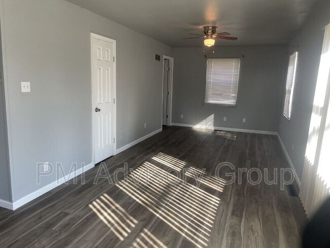 Building Photo - 2424 SW 25th Dr