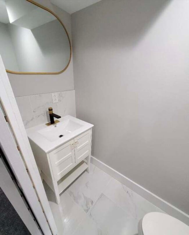 Building Photo - 5425 Catharine St