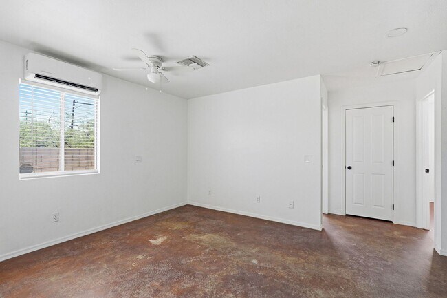 Building Photo - 1226 E Elm St