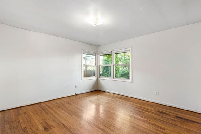 Building Photo - 5546 SE Holgate Blvd