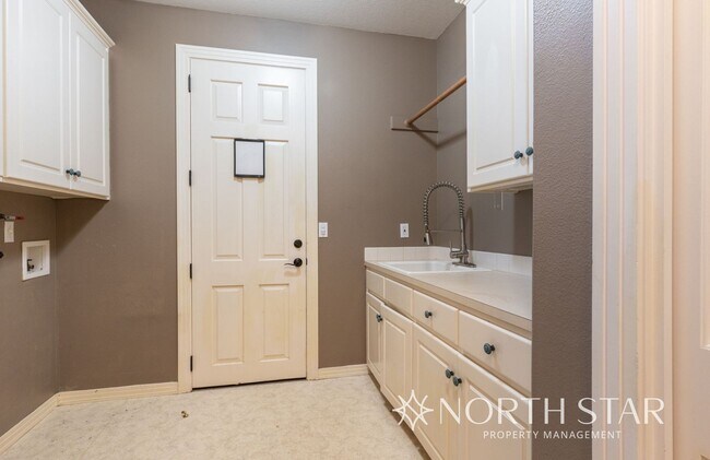 Building Photo - Spacious Elegance in Lake Oswego