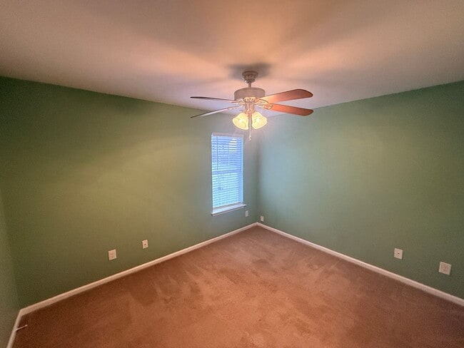 Building Photo - Beautiful private home!!
