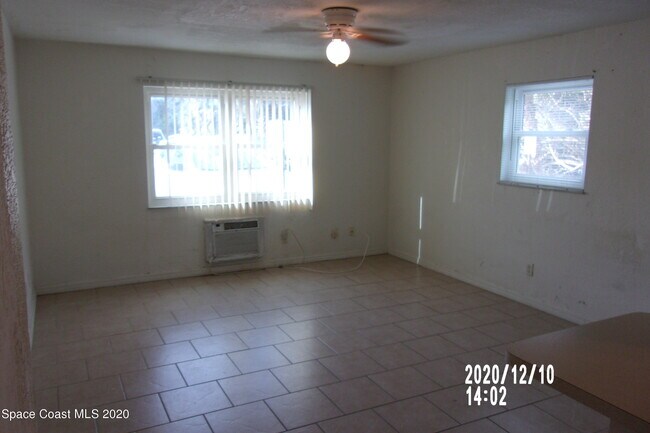 Building Photo - 220 Columbia Dr