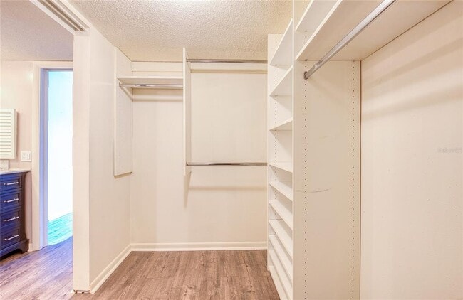 Building Photo - 225 Country Club Dr