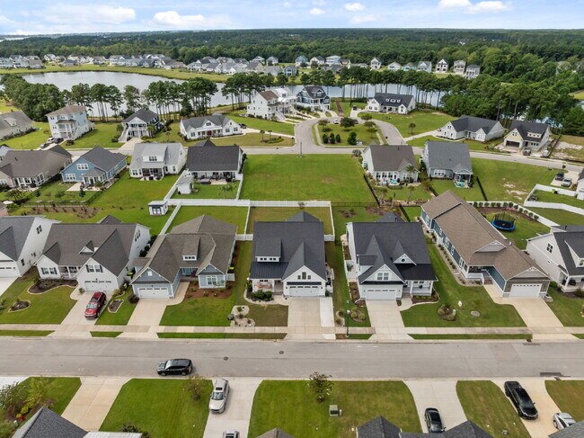 Building Photo - "Coastal Comfort Awaits: Spacious 3-Bed, 3-Bath Home in Holly Ridge!"