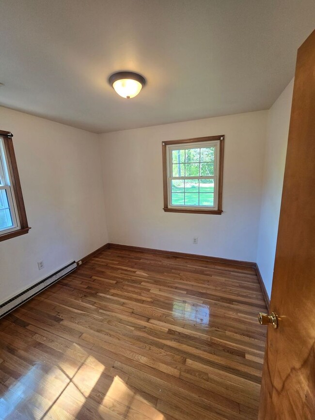 Building Photo - Beautiful 3 bedroom house