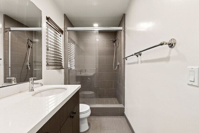 Building Photo - 148 S Oakhurst Dr