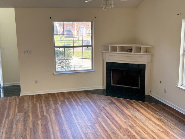 Building Photo - Well Maintained Townhouse Available For August 20th Occupancy