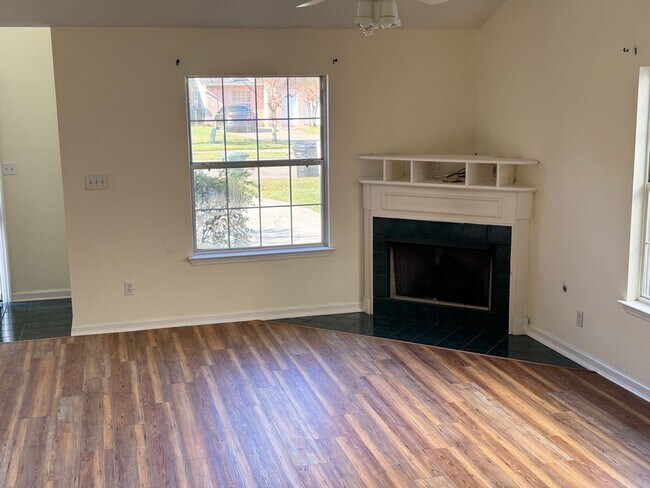 Building Photo - Well Maintained Townhouse....1/2 Off 1st Month's Ret