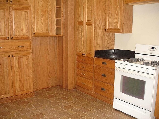 Building Photo - 315 W 21st St