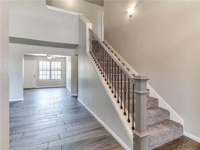 Building Photo - Spacious 4 Bedroom Home - Edmond Schools -...