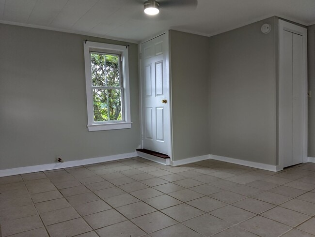 Building Photo - Adorable farmhouse ready for new long term...