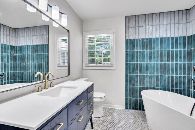Building Photo - Beautiful 5 Bedroom 3 Bathroom Retreat with Fenced Backyard $2,200/mo rent