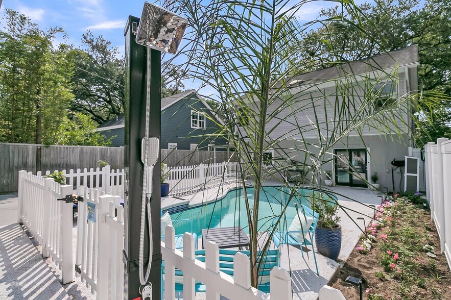 Outdoor shower - 2142 Golfview Dr
