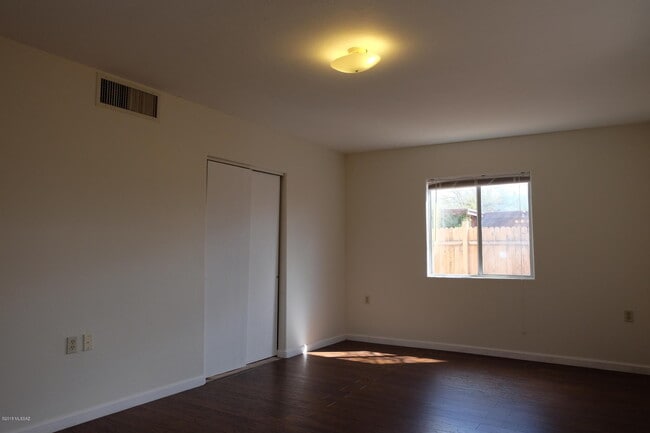 Building Photo - 3144 E Monte Vista Dr