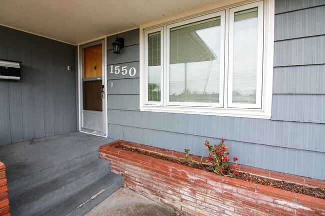 Building Photo - 1550 Corina Dr SE