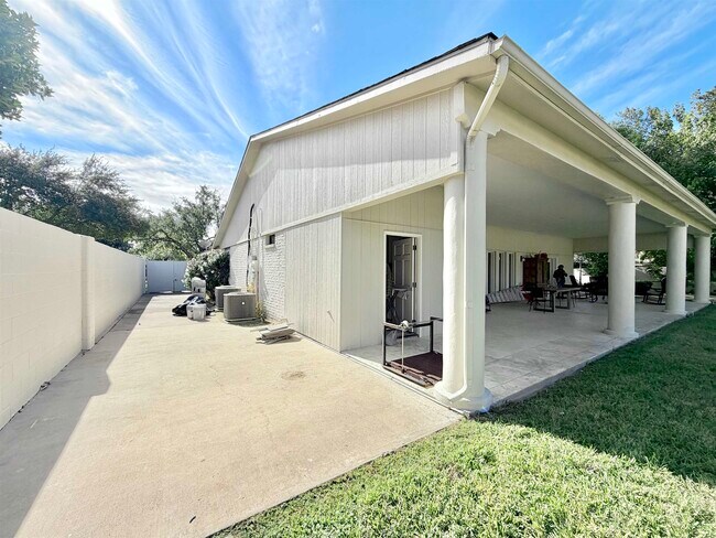 Building Photo - 205 McPherson Dr