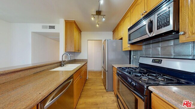 Building Photo - 421 La Fayette Park Pl