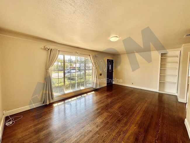 Building Photo - 41 W McKenzie Ave