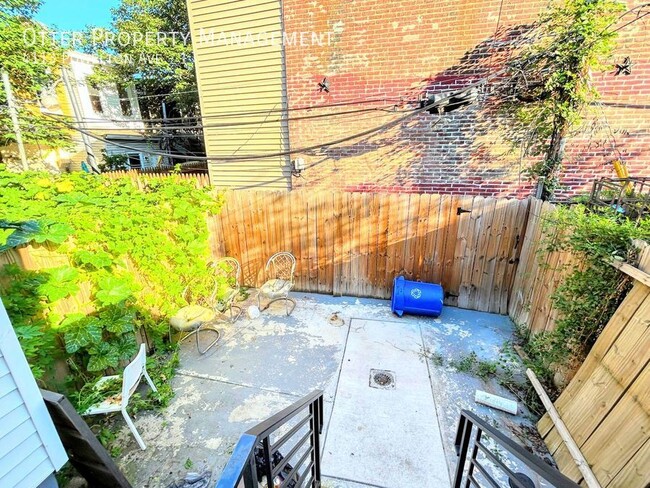 Building Photo - 3BR/2BA Updated Apt in University City wit...