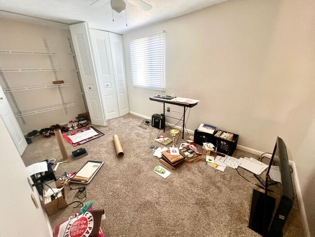 Building Photo - Adorable Townhouse - 2 Bedroom 1.5 Bathroom - Bonnie Brae Drive