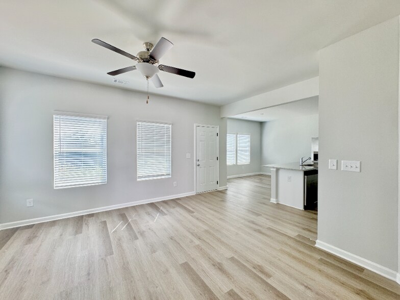 Building Photo - 11071 Suria Dr