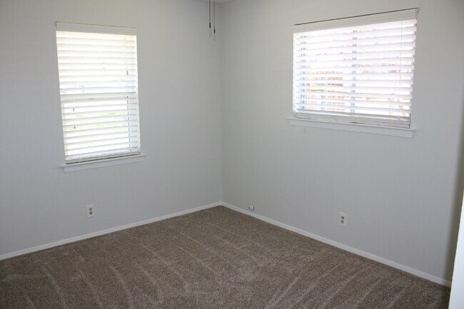 Building Photo - "Charming, Bedford home with Dual Living Spaces, Bonus Room, and a Spacious Backyard!"