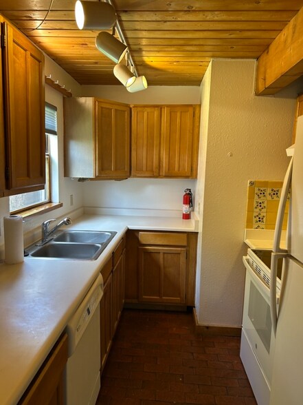 Building Photo - 132 Romero St