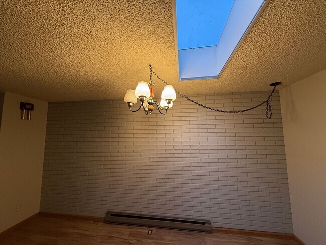 Building Photo - Charming Retro-Style 2BR in Prime Downtown Location