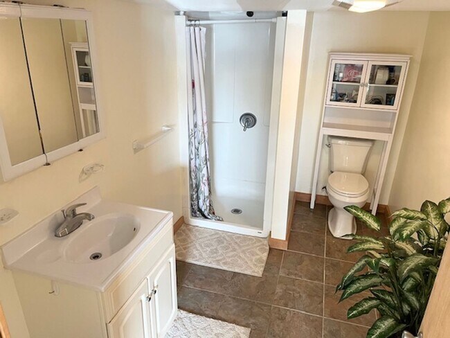 Building Photo - 3 Bedroom Home in South Burlington VT Available 5/1 or anytime in April!