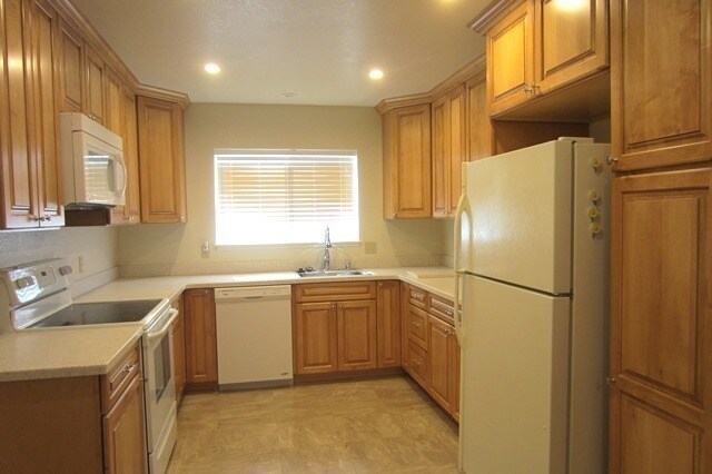 Building Photo - 829 Rockwood Dr