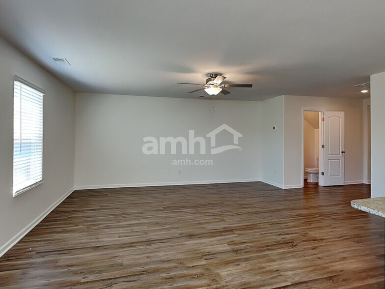 Building Photo - 2061 Southlea Dr