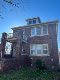 Building Photo - 2 Bed 1 Bath Lower Unit $925 Per Month