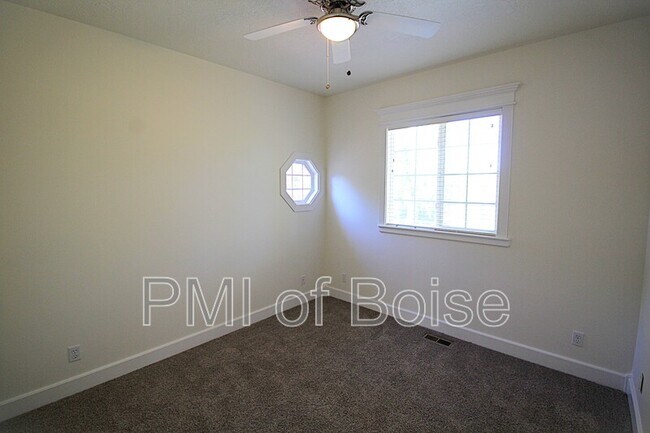 Building Photo - 85 S Linder Rd